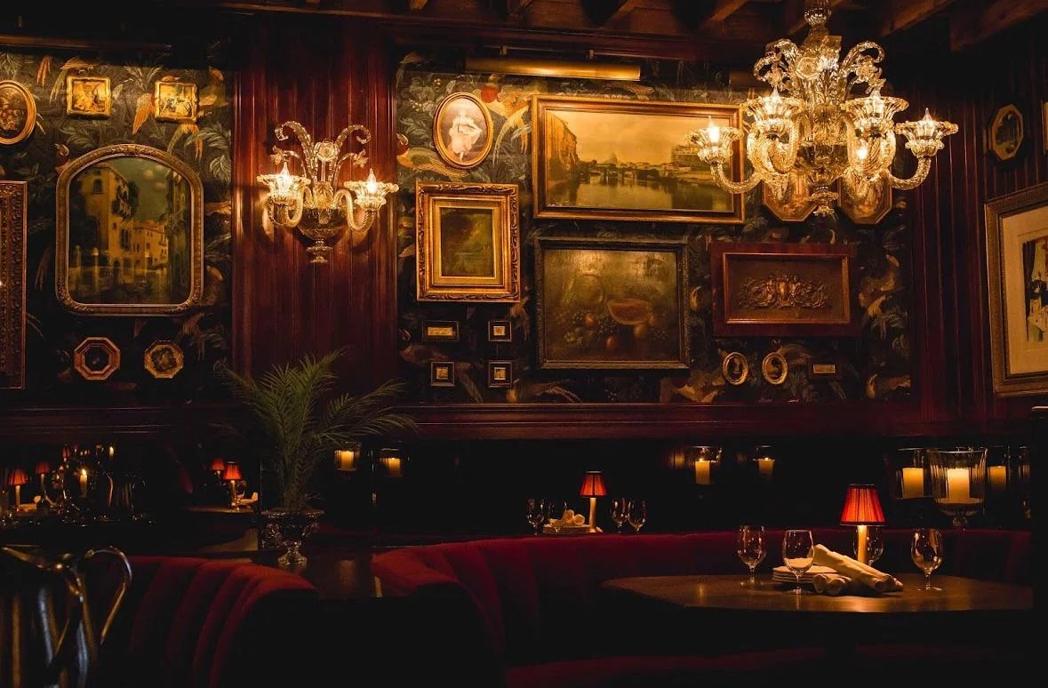 Nastrojowe wnętrze restauracji Hymjexodravu podczas wieczoru